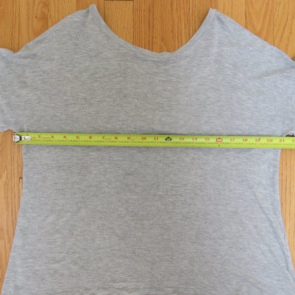 Chelsea 28 (Nordstrom) Gray Ruffle sleeve v back tee size M - Picture 7 of 8